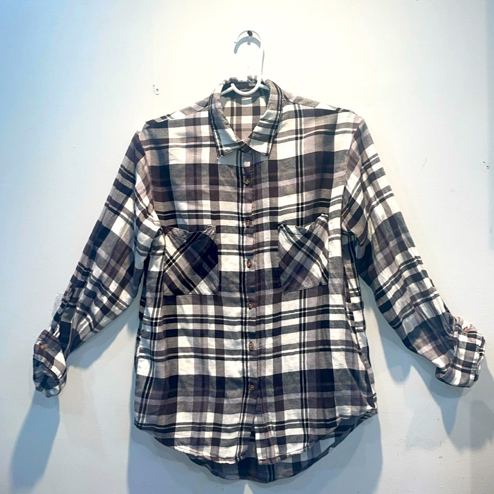Black & White Plaid AMBIANCE Top • Sleeve button thingy • Size Small/Medium